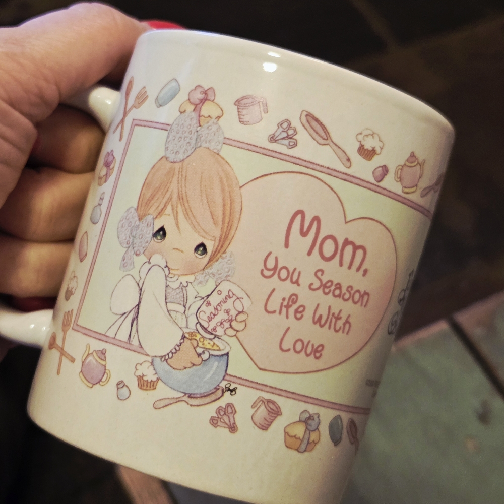 Precious Moments 2002 Mom"Love" mug.